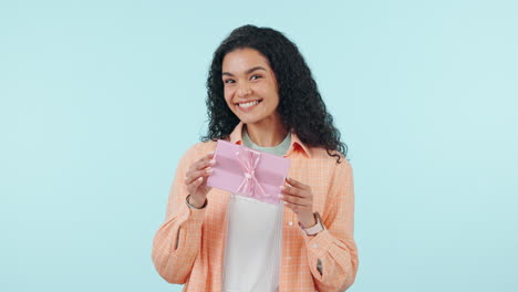 Mujer,-Agita-La-Caja-De-Regalo-Y-Sorprende.