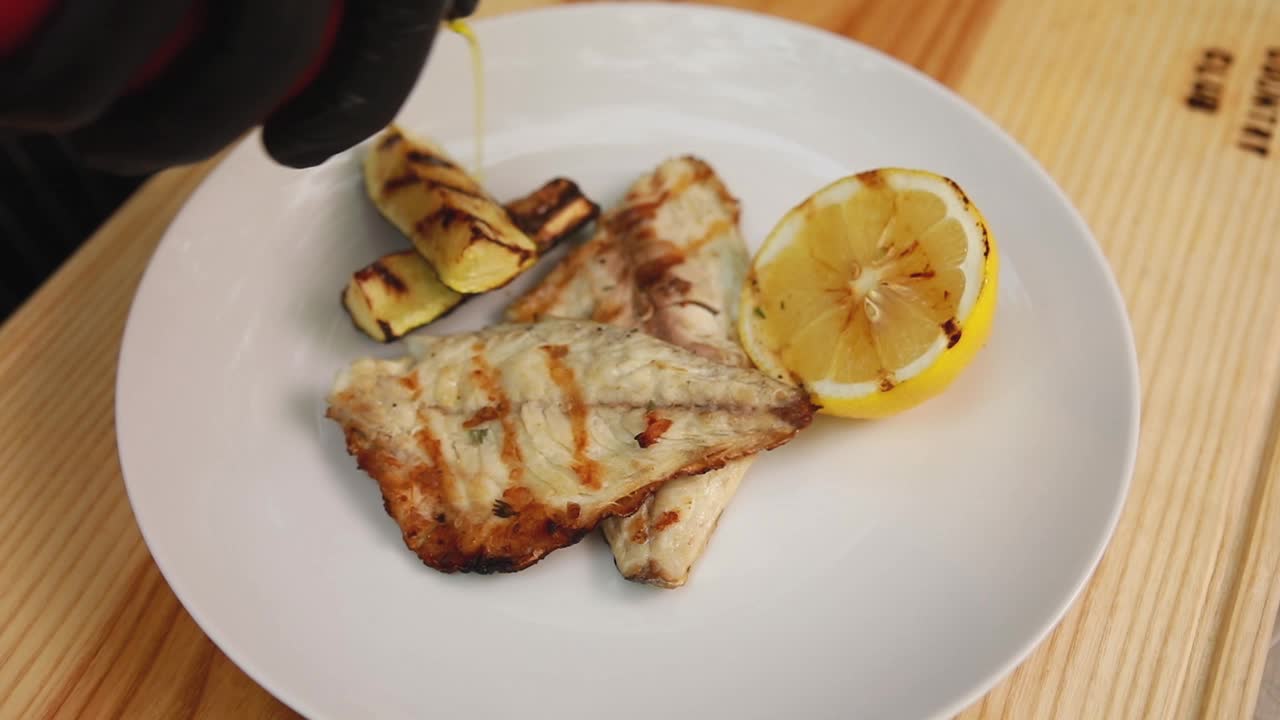 pescado a la parrilla con calabacín y limón