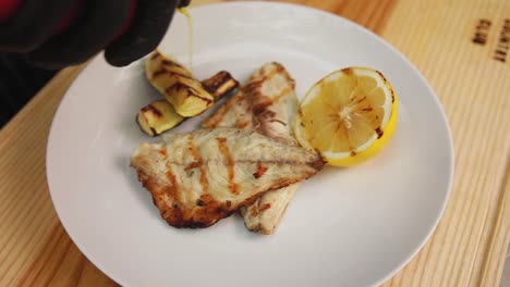 gegrillter fisch mit zucchini und zitrone