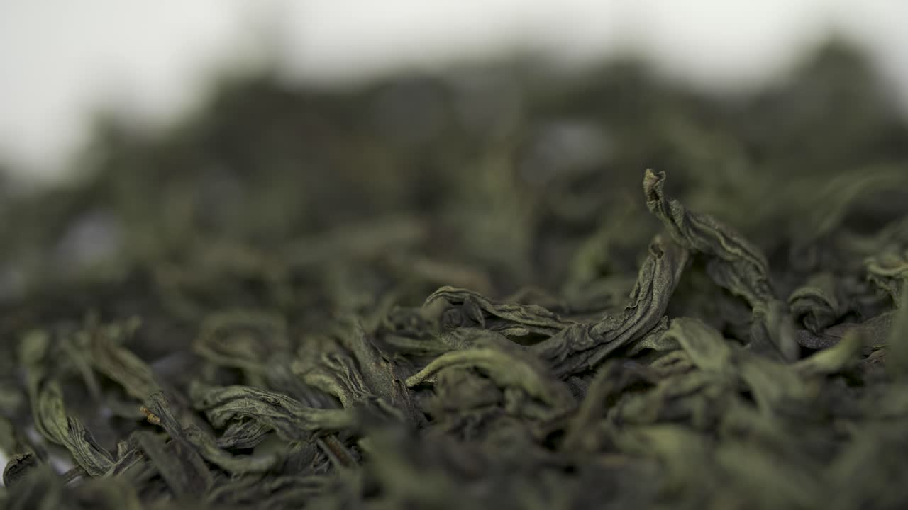 건조 된 검은 차 잎의 클로즈업