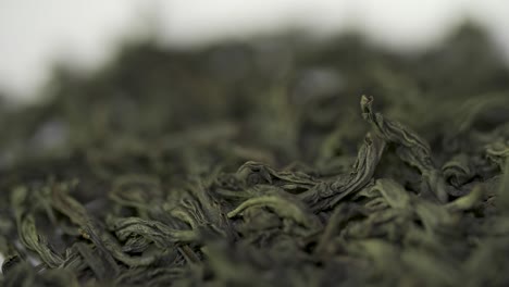 primer plano de hojas de té negro secas