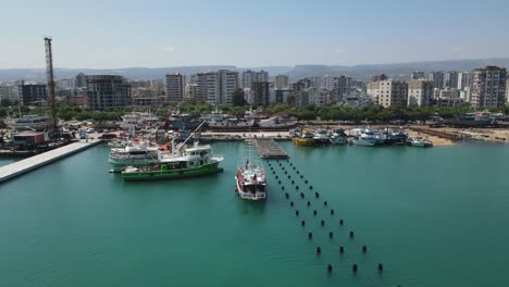 Fischerboote-Vertäut-Am-Pier