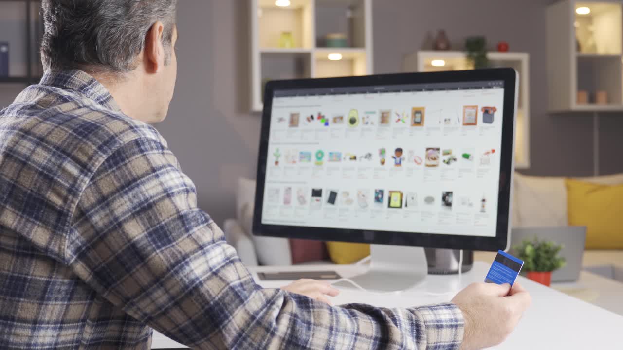 hombre comprando en línea usando computadora portátil y tarjeta de crédito.