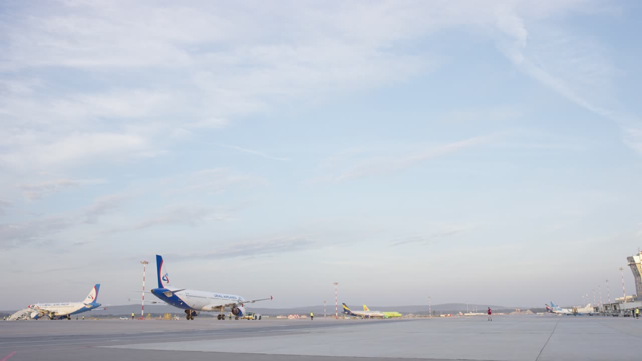 주차 된 비행기 와 함께 공항 장면