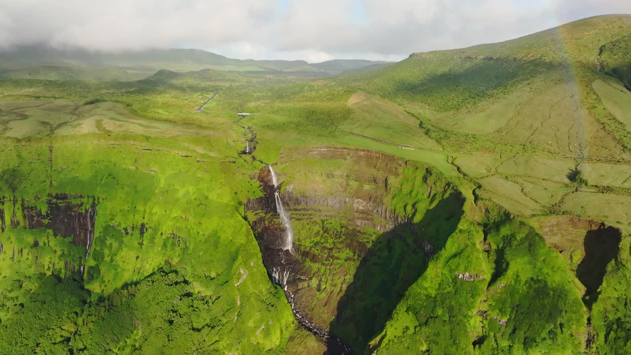 fotografía inclinada del gran arco iris en la cascada de ribeira grande, islas azores