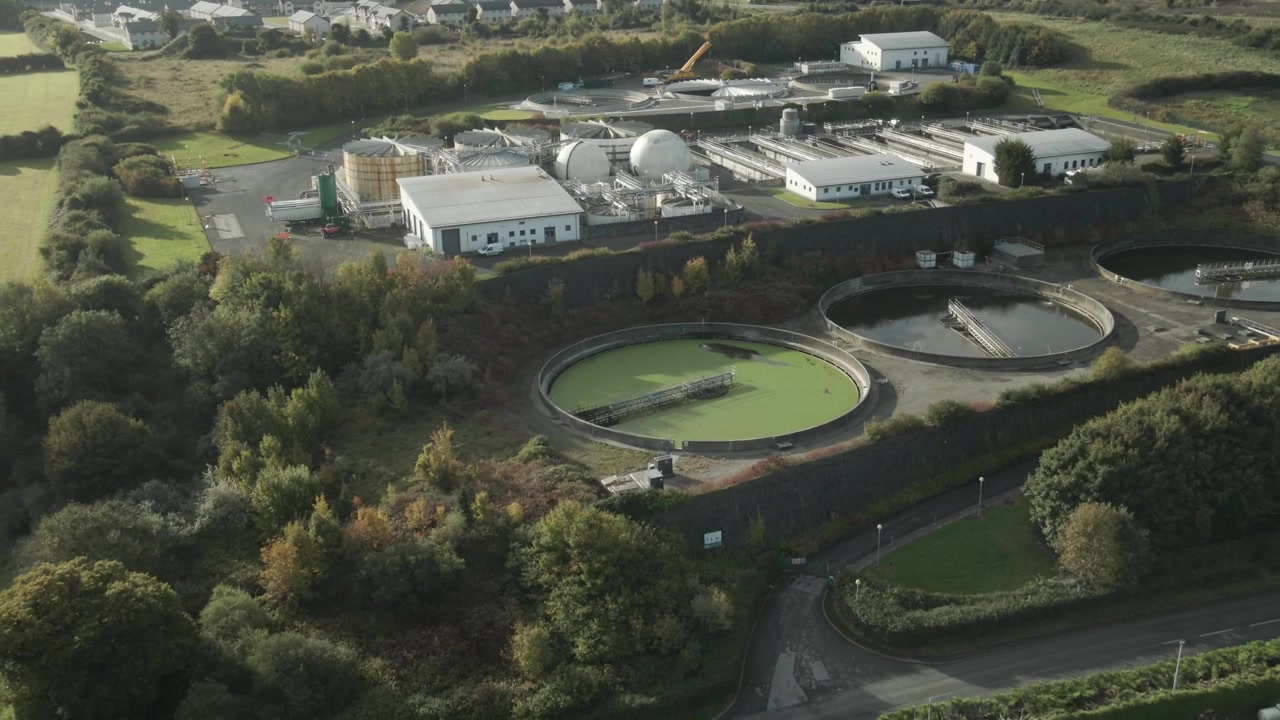 Drogheda spildevandsrensningsanlæg med grønne tanke og moderne faciliteter set fra oven.