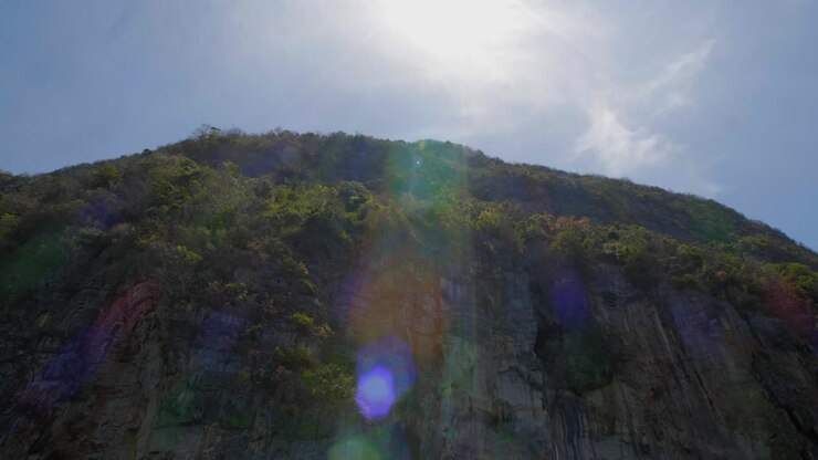 Vedute delle scogliere delle isole Phi Phi in Thailandia