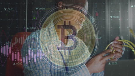 animación de procesamiento de datos y bitcoin sobre afroamericano trabajador masculino en la sala de servidores