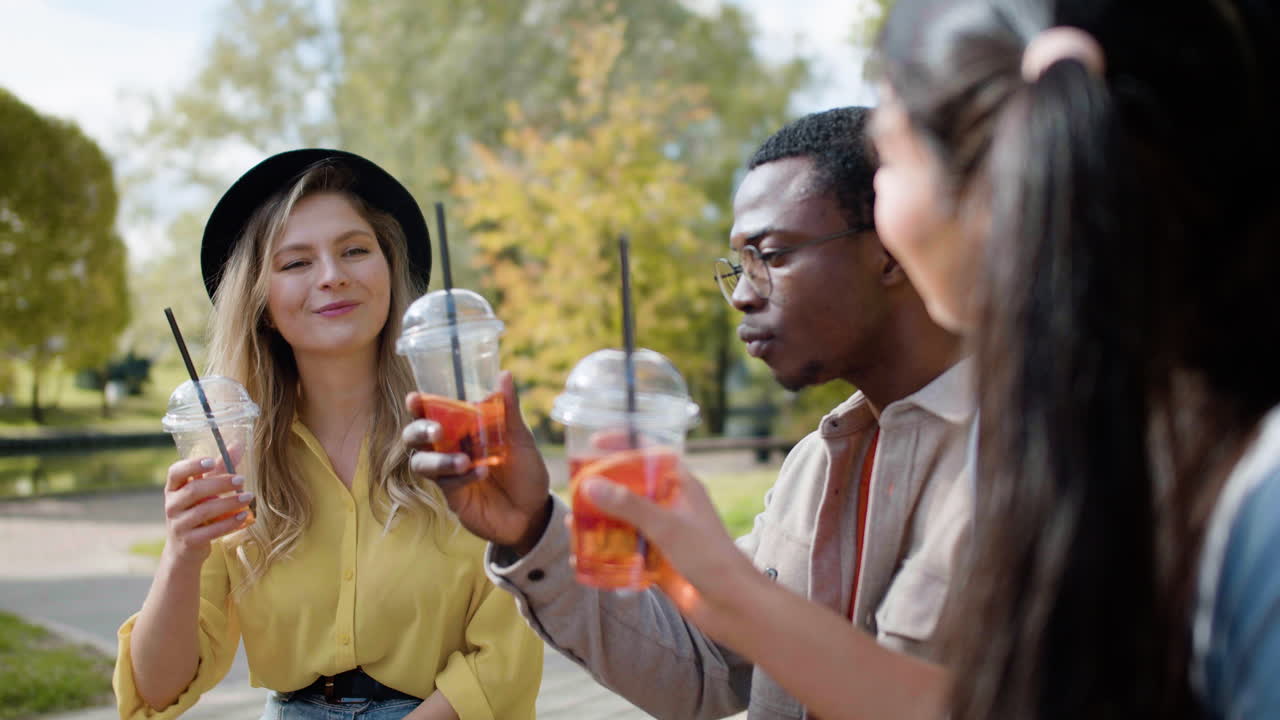 젊은 친구들이 축하하고 있습니다.