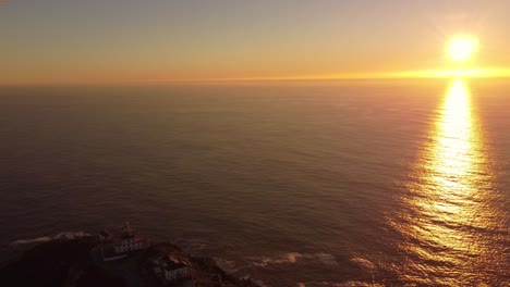 Revelación-Aérea-Cabo-Finisterre-Fisterre-Formación-Rocosa-Famosa-Por-El-Senderismo-A-Santiago-De-Compostela,-Imágenes-De-Drones-Puesta-De-Sol