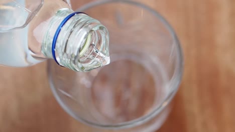 verter agua de la botella en el vaso