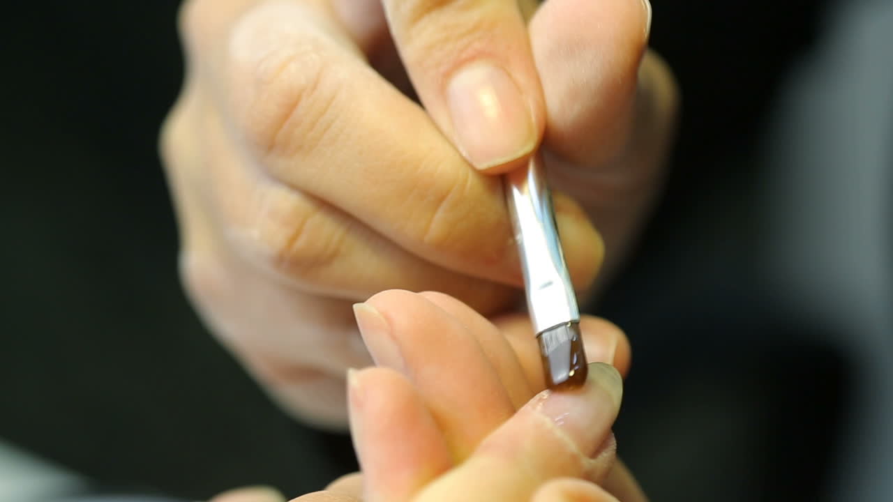Cura delle Unghie e Manicure. Mani di donna che ricevono una manicure in un salone di bellezza.