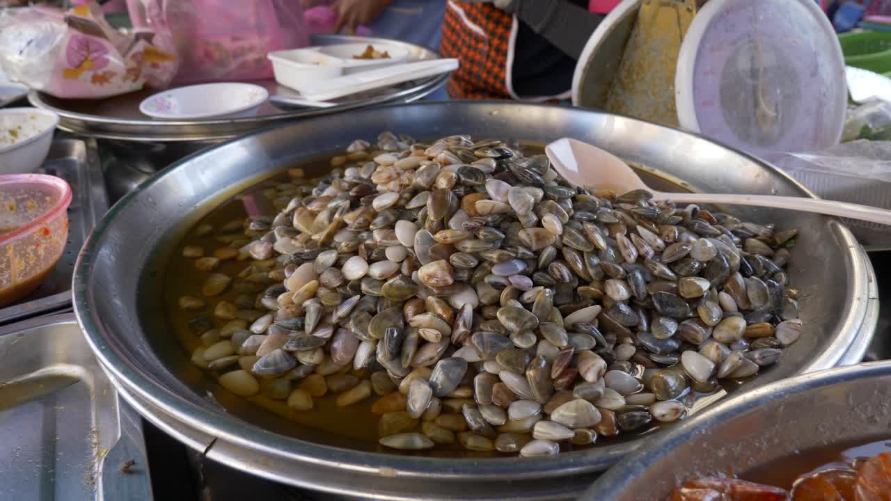 asian raw seasoned manila clams sashimi en el mercado de comida callejera para vender receta documental de cocina