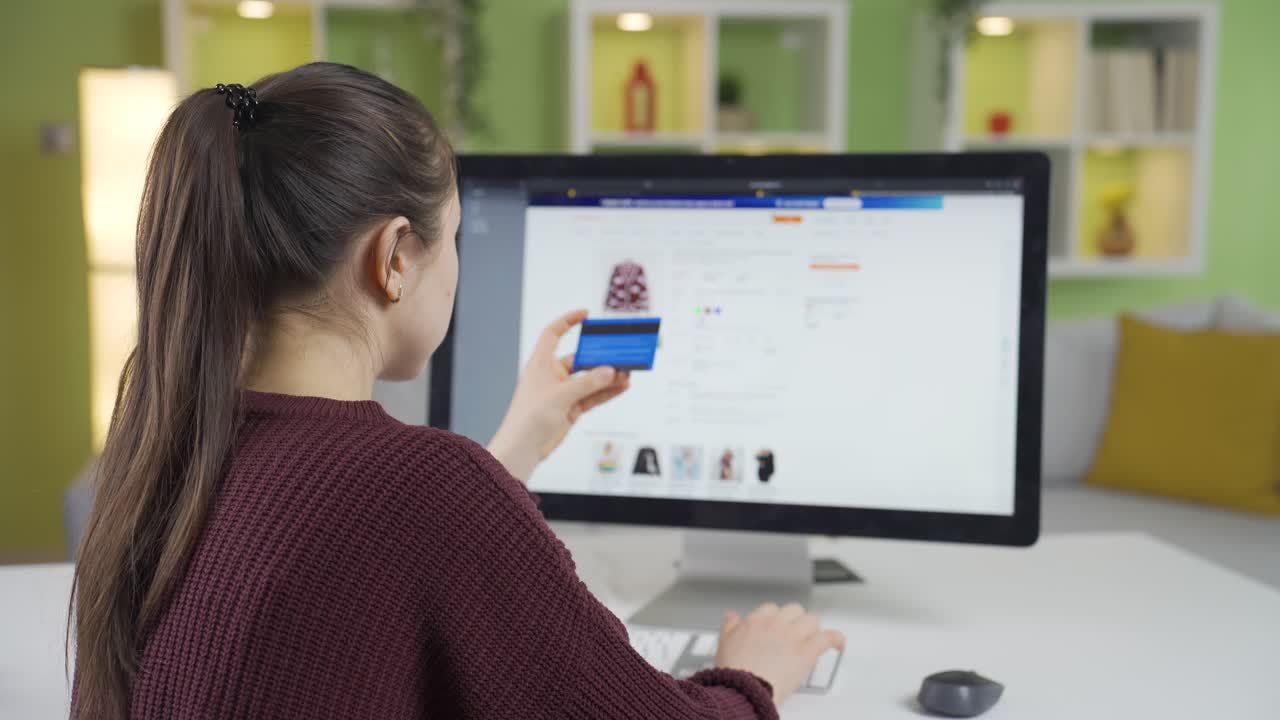 mujer comprando en una tienda en línea desde casa.