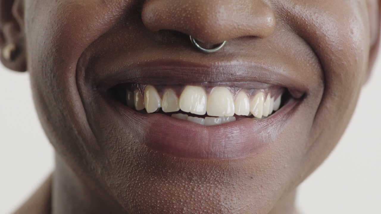 primer plano de una mujer afroamericana boca sonriendo feliz mostrando dientes sanos salud oral
