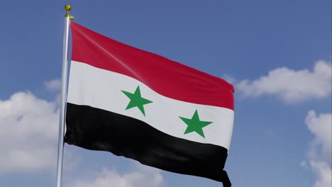 Flagge-Syriens-Bewegt-Sich-Im-Wind-Mit-Einem-Klaren-Blauen-Himmel-Im-Hintergrund,-Wolken-Bewegen-Sich-Langsam,-Fahnenmast,-Zeitlupe