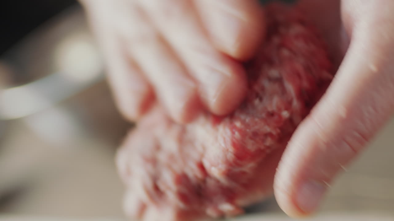 햄버거 패티를 만드는 손