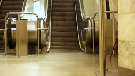 escalera mecánica vacía en una estación de metro