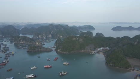 Panorámica-Aérea-Sobre-Botes-Turísticos-Amarrados-Y-Pueblo-Flotante,-Vietnam