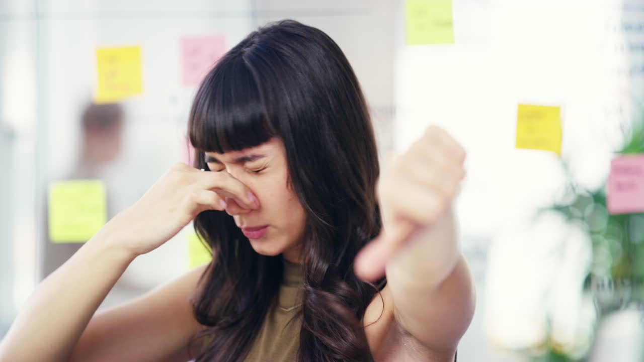 이  ⁇ 새는 확실히 엄지 손가락을 내려