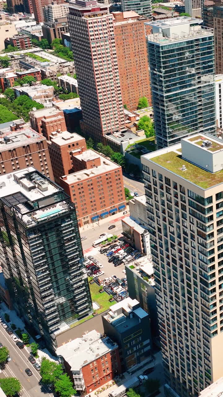 Vista aérea dos arranha-céus de Chicago no centro da cidade. Tráfego de carros nas ruas da cidade. Dia ensolarado. Vídeo vertical