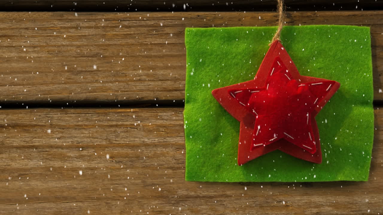 nieve cayendo con la decoración de la estrella de navidad