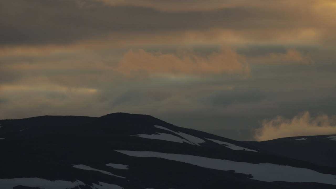 노르웨이의 산 정상, 극적인 일몰 타임  ⁇ 스