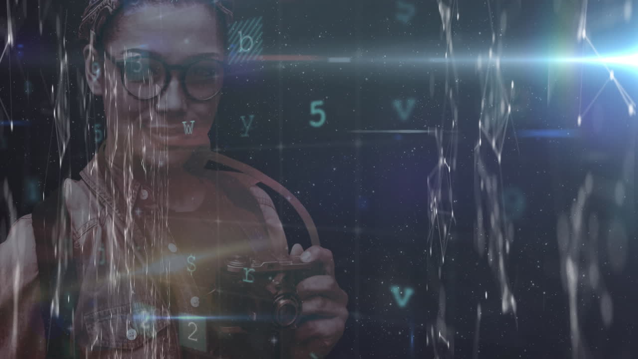 animación de advertencia de ataque cibernético y procesamiento de datos sobre una fotógrafa