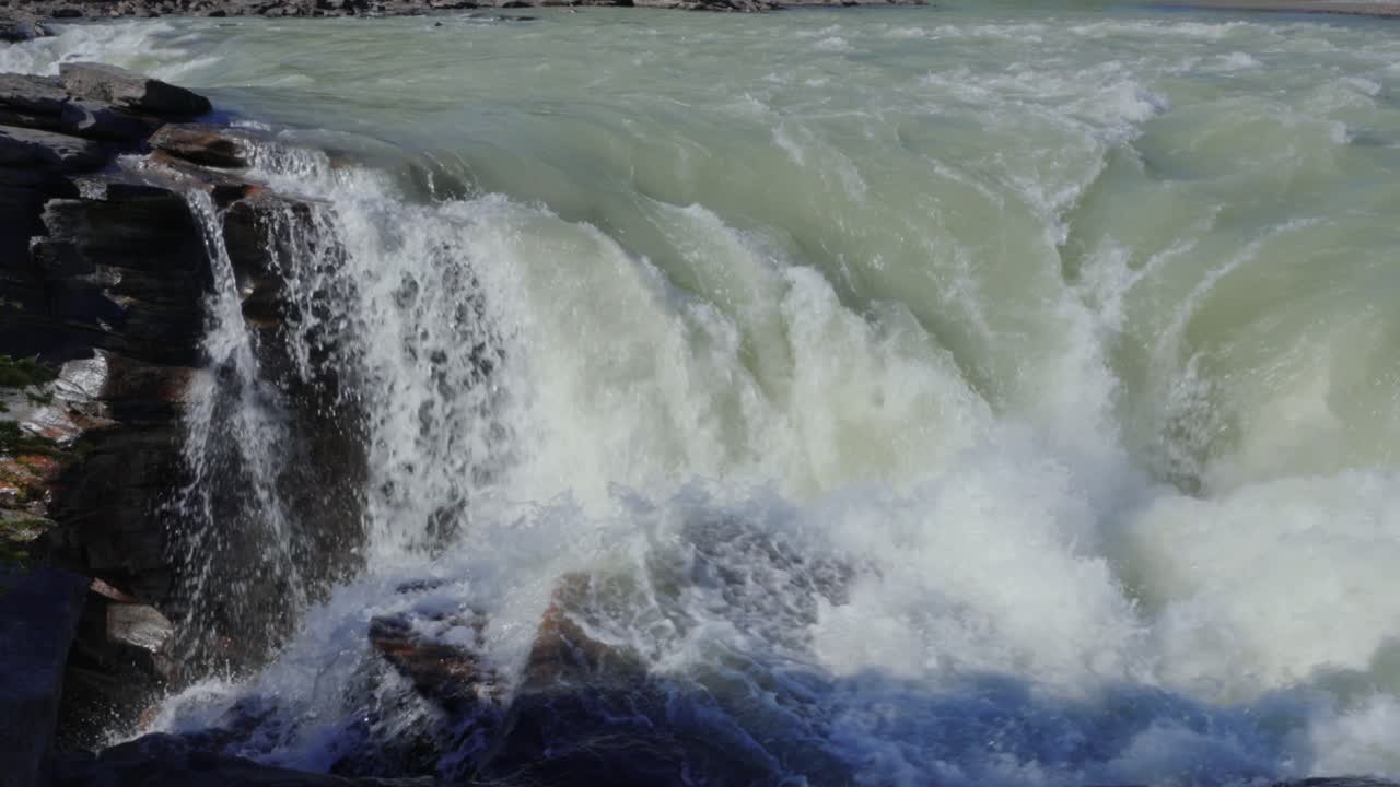 Potente acqua delle cascate Athabasca che si riversa e schizza con incredibile forza.