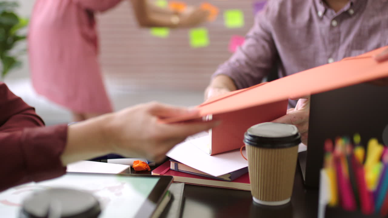 un equipo ocupado de creativos trabajando juntos