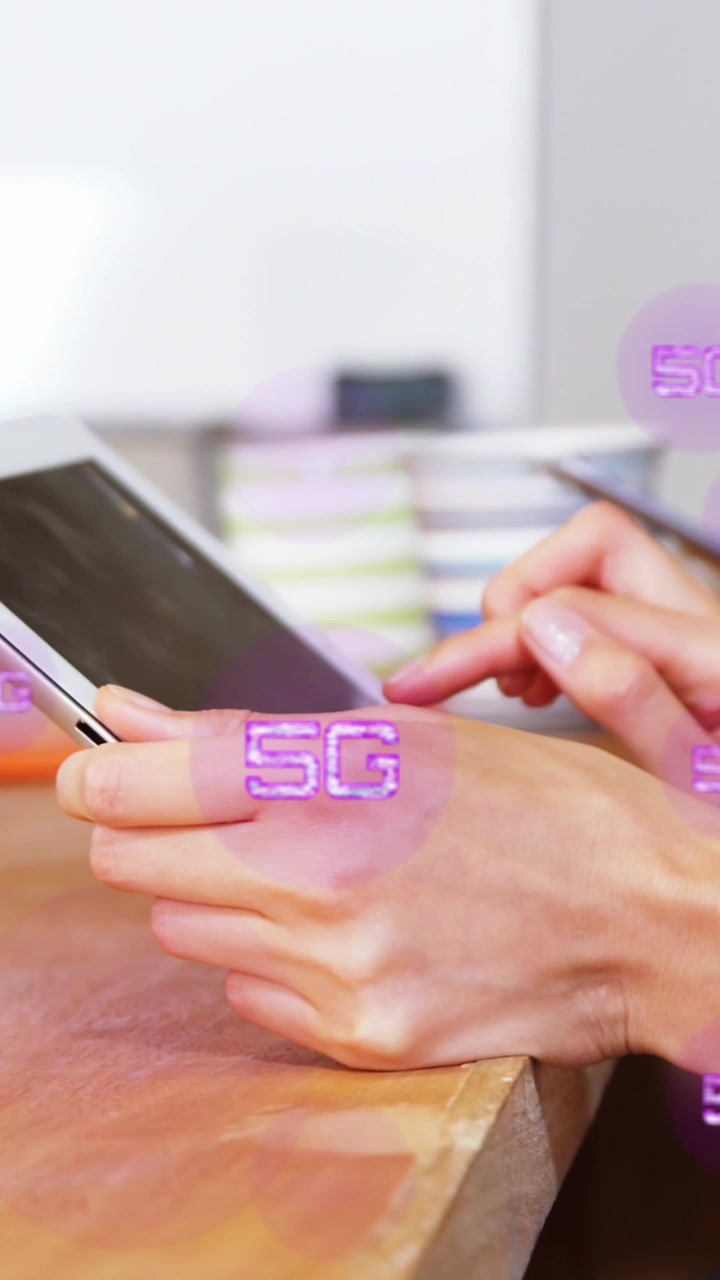 Animación de múltiples textos 5G sobre diversos compañeros de trabajo usando tabletas digitales en la oficina