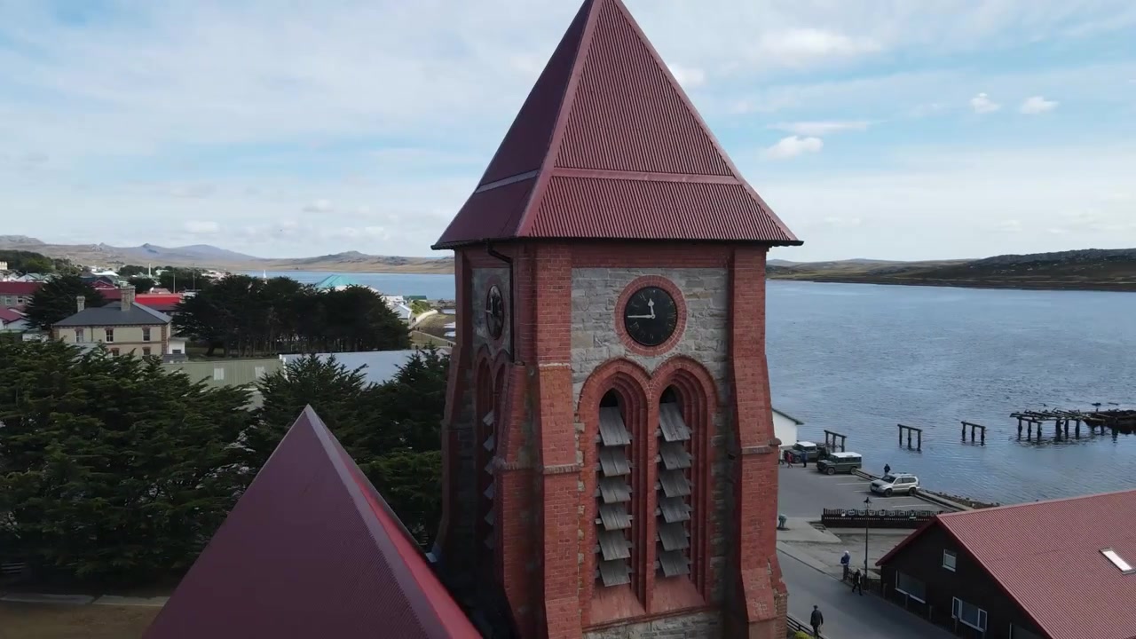 Kamera sirkler rundt spiret på Christ Church katedral, og avslører den omkringliggende byen og havnen