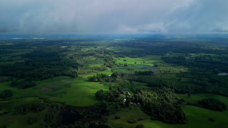 Luftaufnahme-über-Die-Lettische-Landschaft-Mit-Grüner-Landschaft-Und-Niedrigen-Wolken