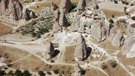 Jinetes-Con-Caballos-Caminando-Por-El-Paisaje-De-Toba-Del-Sitio-Del-Patrimonio-Mundial-De-La-Unesco-Goreme,-Capadocia,-Anatolia-Central,-Turquía,-Asia