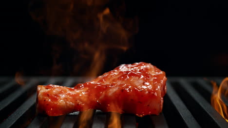 muslo de pollo marinado cayendo sobre la parrilla en llamas a cámara lenta, barbacoa sobre el fondo negro