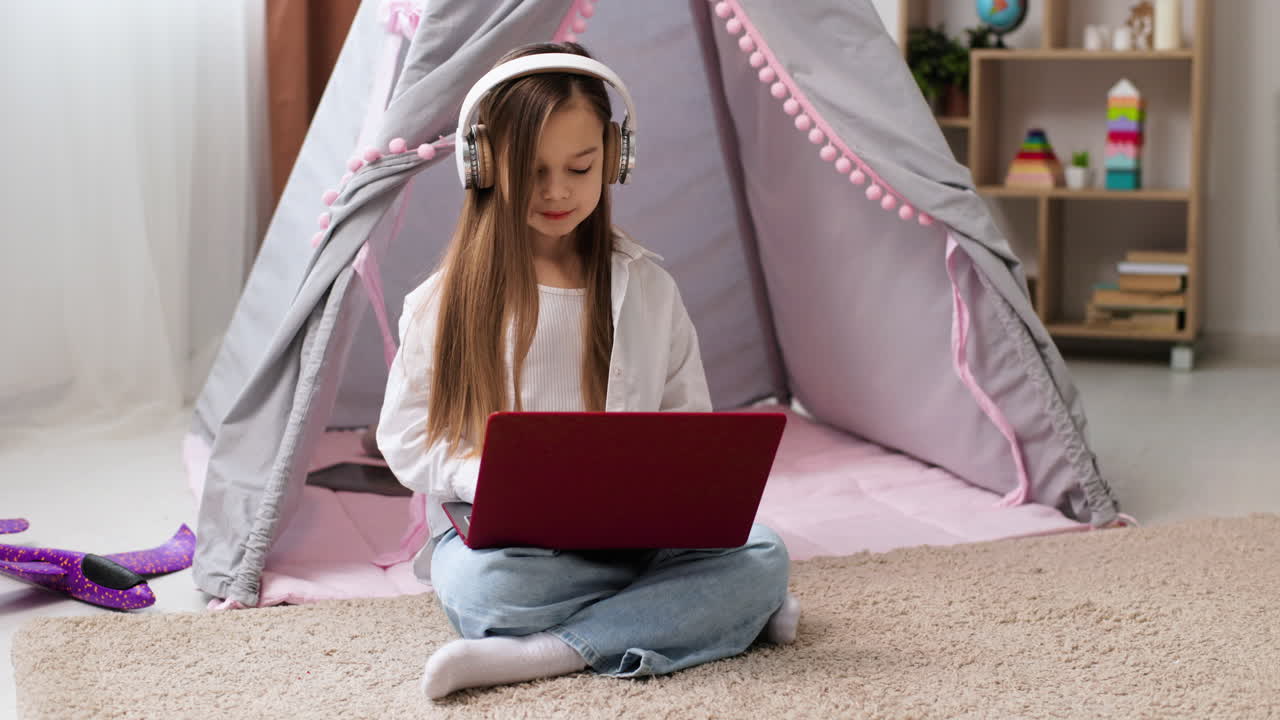 Niña pequeña en casa.