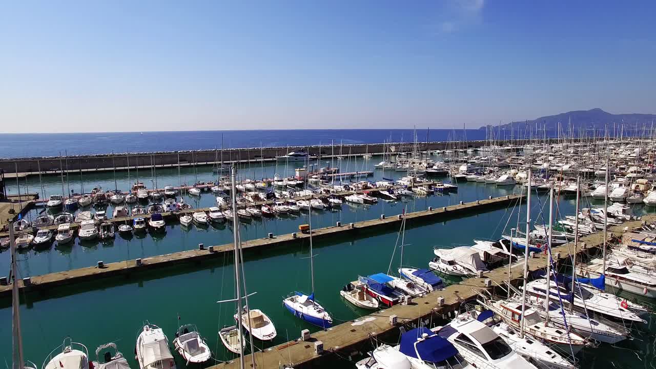 Luftaufnahme von im Hafen vertäuten Booten