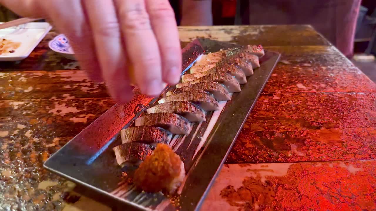 요리사는 극적인 맛으로 수시를 준비합니다.