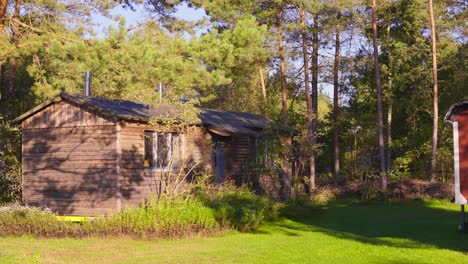 Vista-Del-Establecimiento-De-Casas-Comunitarias-Respetuosas-Con-El-Medio-Ambiente-En-Sieben-Linden-Village,-Alemania