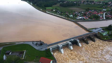 horripilantes imágenes aéreas en 4k de he markovci pri ptuju
