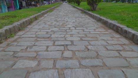 Toma-En-ángulo-Bajo-De-La-Antigua-Carretera-Rotonda-En-Tesalónica