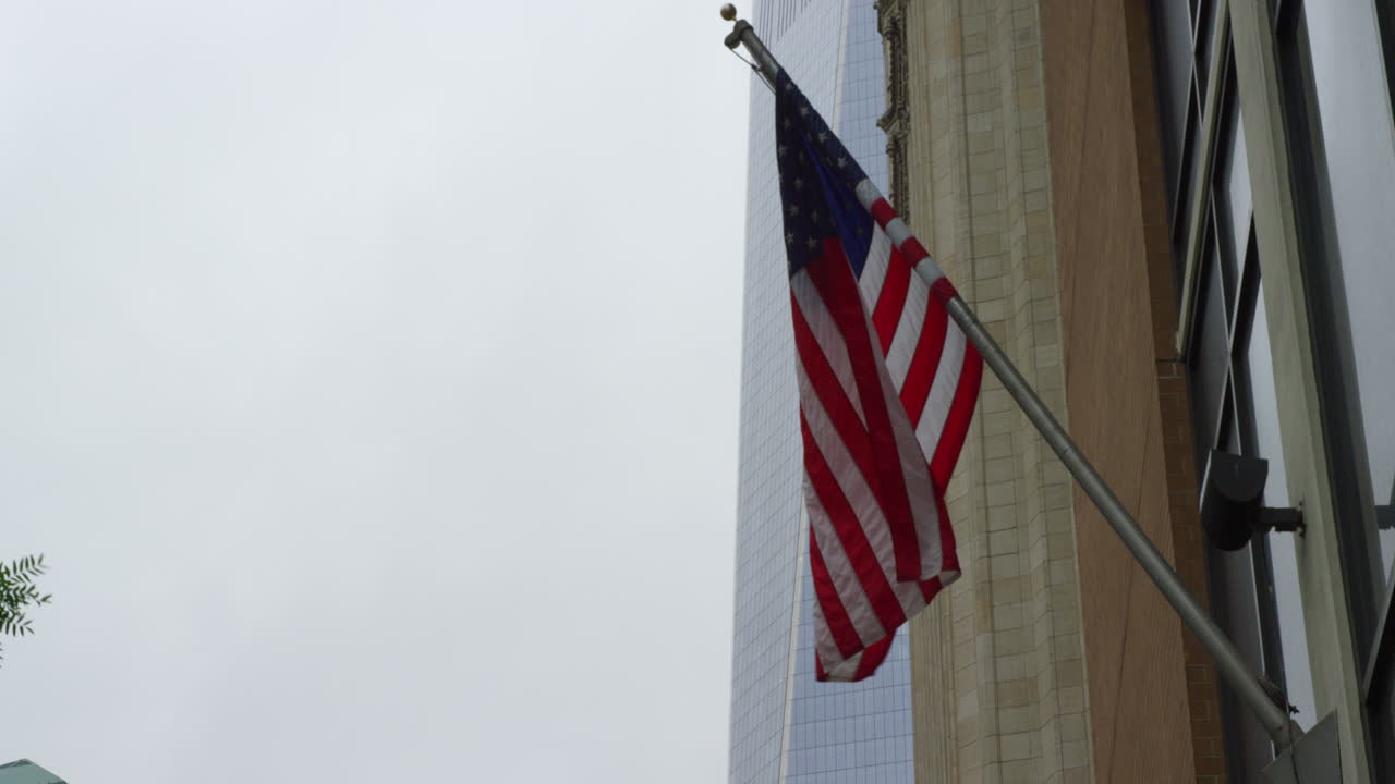 Bandiera americana che sventola sull'esterno di un edificio a New York City, USA.