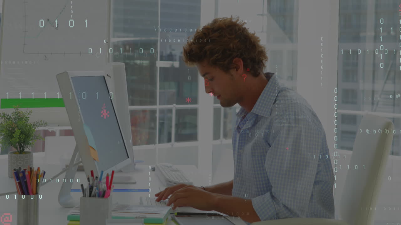 animación de códigos binarios, lenguaje informático, hombre caucásico montado en una silla y trabajando en una computadora portátil.