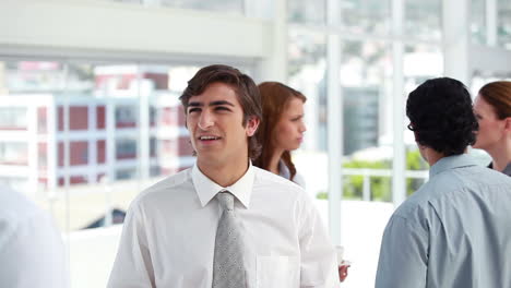 hombres de negocios riendo juntos