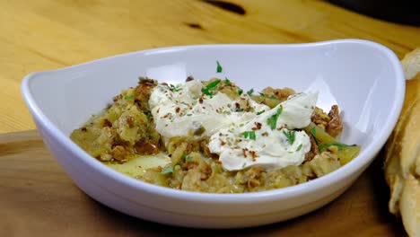 Chef-Sumerge-Pan-En-Un-Plato-Con-Salsa-De-Yogur-En-Un-Plato