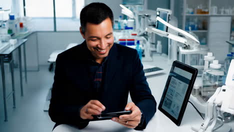 científico trabajando en un laboratorio moderno