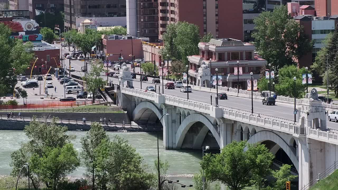 tráfico en un puente fluvial urbano, en el centro de la ciudad al fondo