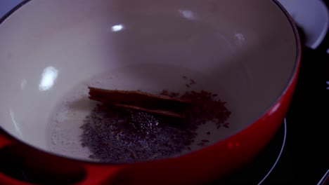 añadir un palo de canela a la olla de ingredientes aceite de coco para hacer curry de papaya verde fresco