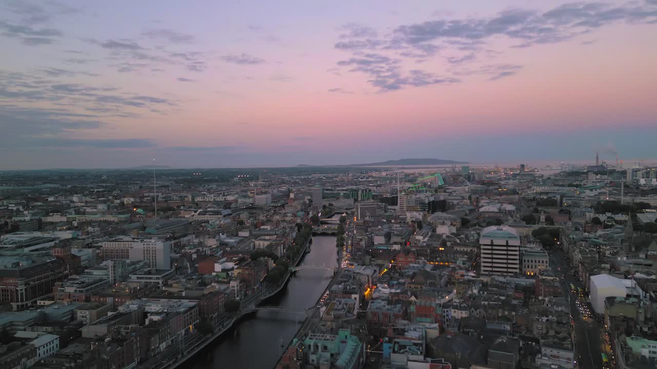 imágenes de drones cinematográficos en 4k de la ciudad de dublín al atardecer.