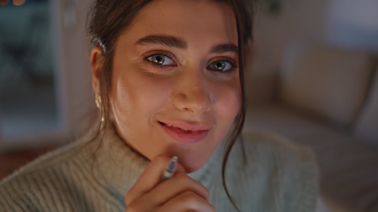 estudiante sonriente mirando la cámara en el retrato de la casa de la noche.